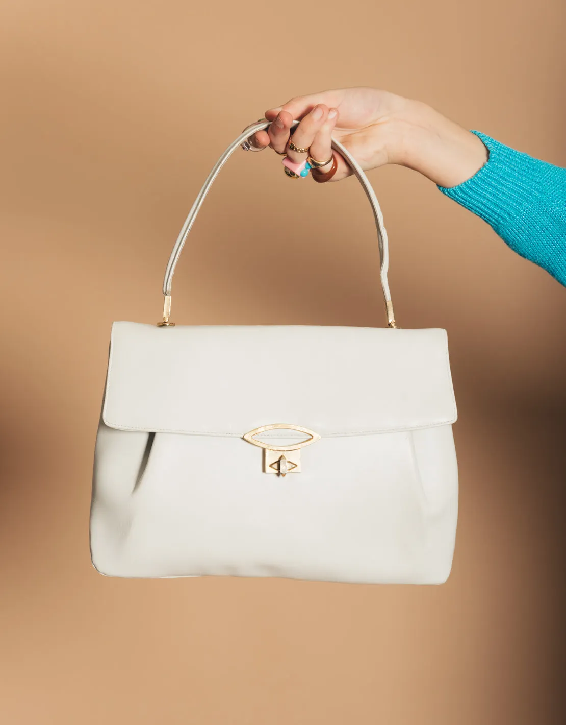 Vintage handbag with oval closure